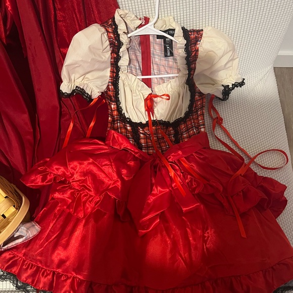 Red in the woods Hallowe Costume - Picture 3 of 4